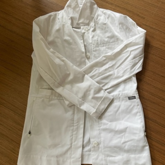 Figs short white physician’s lab coat - Picture 2 of 2